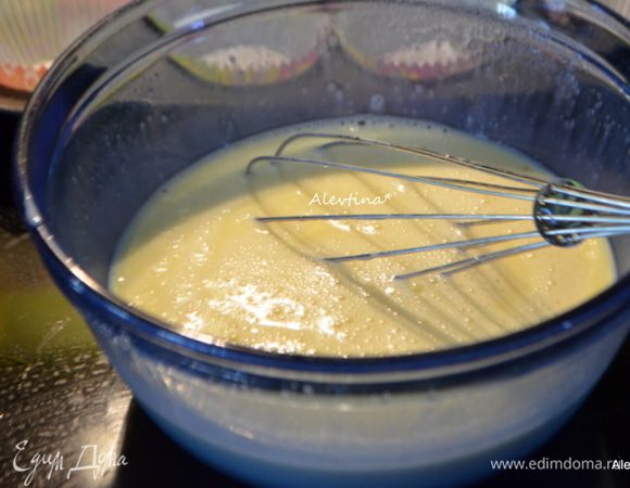 Разогреть духовку до 180 гр. Приготовим бумажные формочки. Смешать в емкости молоко, яйца, сахар, ванильный экстракт. Сахар можно добавить или убавить по вкусу.