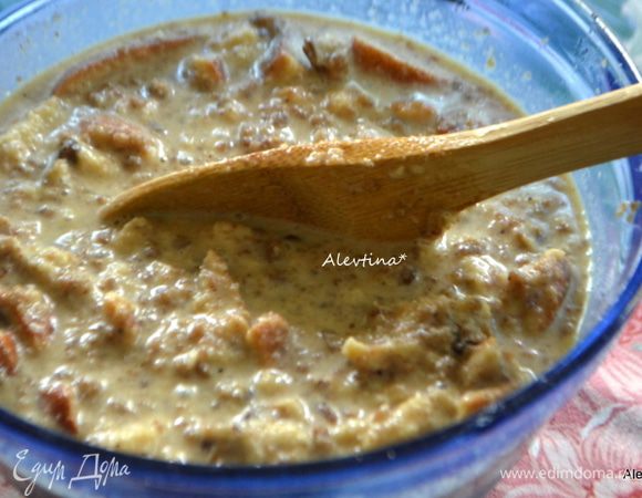 Затем добавить порезанный кубиками хлеб сладкий или батон, кулич. 