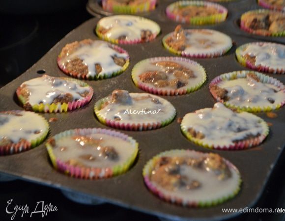 Приготовить глазурь: смешать сахарную пудру с молоком, молоко можно добавить, если нравится жидкая глазурь. Полить глазурью поверх кексов.