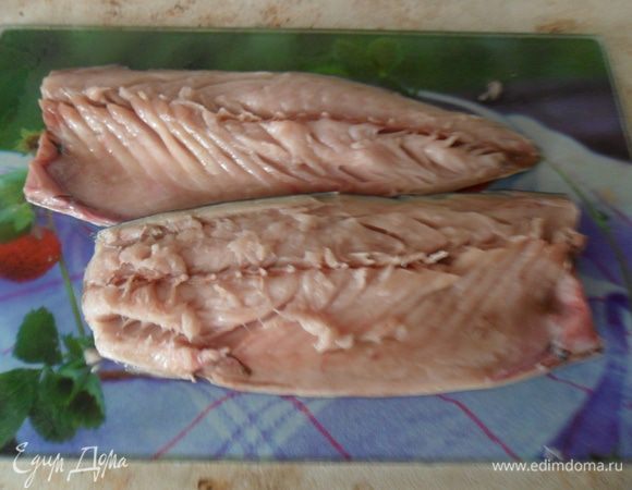 Скумбрию почистить и разделать на филе.