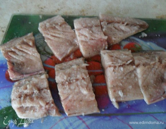 Каждое филе разрезать на четыре части. Посолить и поперчить.