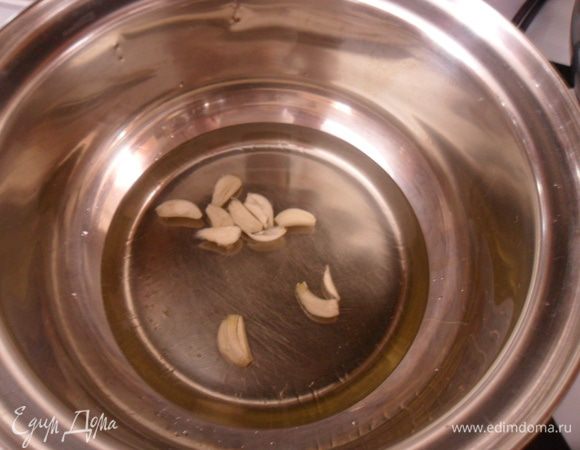 В кастрюле разогреть оливковое масло и пару минут прогреть на нем чеснок.