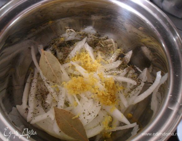 Добавить нарезанный полукольцами лук, цедру с половины лимона и половины апельсина, лавровый лист, подержать на огне 30 секунд.