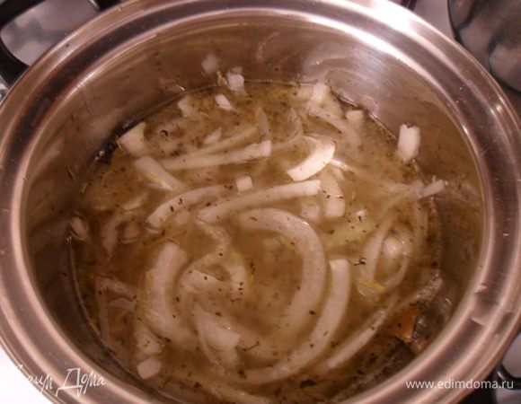 Влить вино, уксус (можно заменить яблочным), воду и довести до кипения.