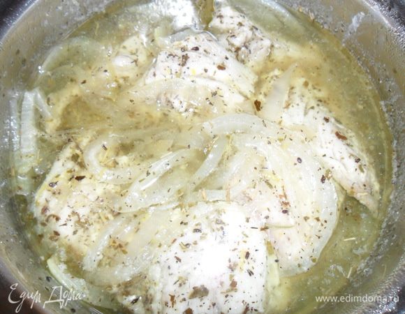 Положить рыбу и опять довести до кипения. Дать остыть при комнатной температуре и поставить в холодильник на 5-6 часов.