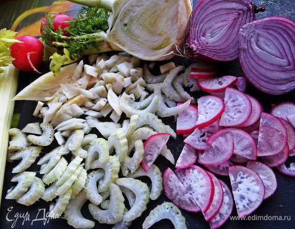 Настрогать тонко сельдерей, фенхель, лук, редис.