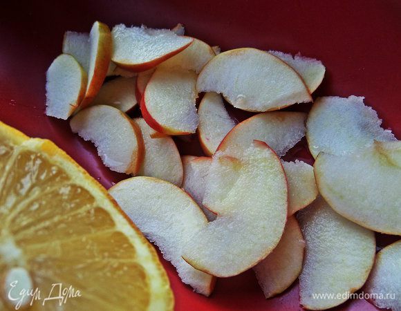 Яблоко прямо с кожурой нарезать дольками самыми тонкими и сбрызнуть лимонным соком.