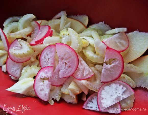 Распределяем сверху овощи.