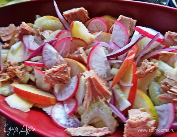 Распотрошить по волокнам на кусочки и разложить на салатике.