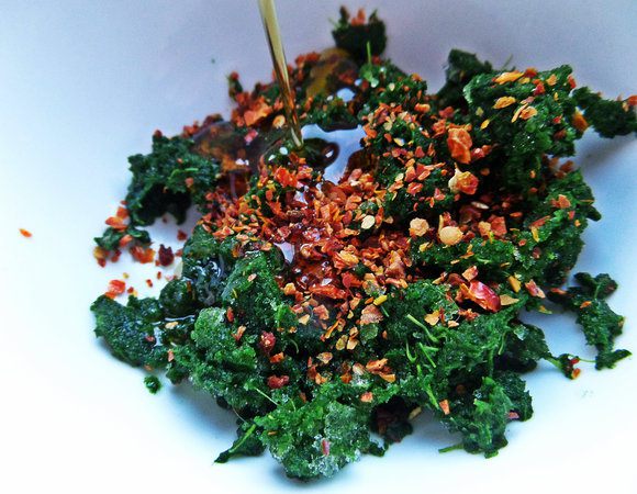 Влить масло, добавить томаты, соль, перец.