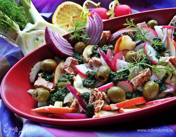 Перемешать заправку и разложить сверху на салатик хаотично.