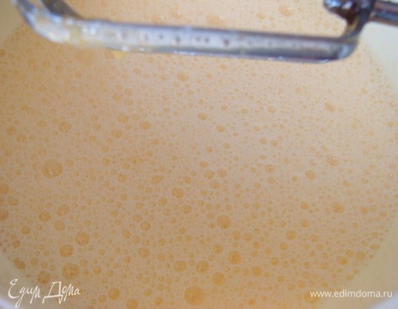 1 желток оставить для смазывая куличей. Яйца взбить с сахаром. 
Для того, чтобы кулич получился более воздушным, нужно взбить отдельно белки с солью, а желтки растереть с сахаром! Я специально этого не делаю, чтобы получить плотность такую, как мне больше нравится.