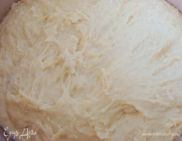 Смешать все с опарой, потом добавить оставшуюся муку и ванилин.
Дать подойти тесту вдвое (опять в теплом месте желательно, для быстроты).