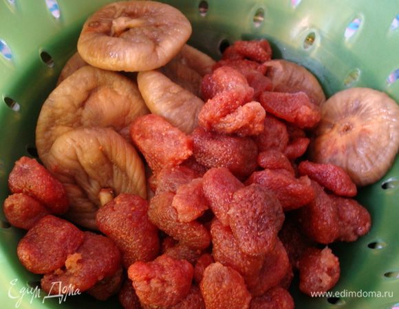 Инжир и клубнику ЗАРАНЕЕ залить кипятком, дать остыть, обсушить.