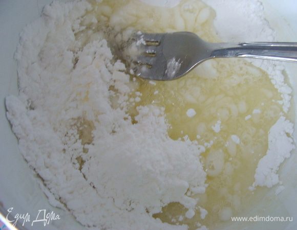 Теперь глазурь.
Глазурь делала три раза, каждый раз брала разное кол-во ингредиентов, поэтому и не указала их в списке. Для большого кулича, который на главной фотографии, я взяла один белок (не очень большого яйца), смешала его с 200 г сахарной пудры, растирая просто вилкой. 
