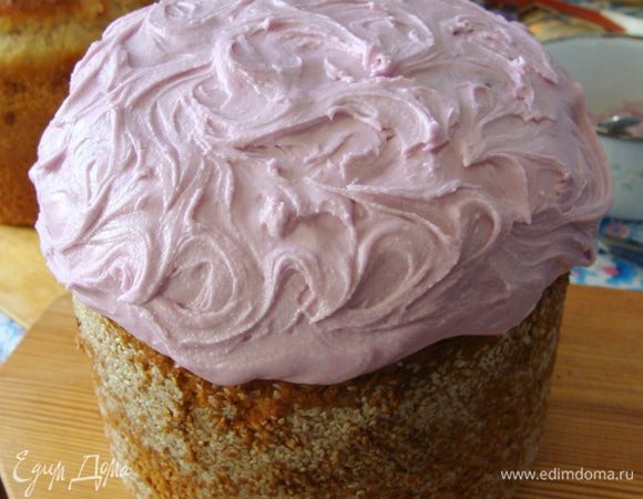 Вот так я украсила первый кулич, глазурь была довольно плотная и можно было сделать символический рисунок.