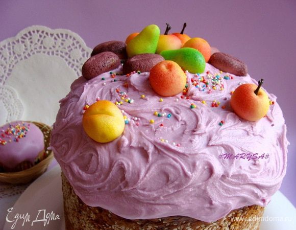 Сразу разместила марципановые украшения и посыпала цветными бусинками.
Марципанки в виде фруктиков у меня были уже готовые покупные.