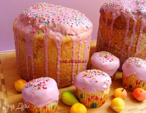 Для больших куличей на этом фото, я использовала на один небольшой белок 100 г сахарной пудры. Для маленьких 6-ти куличиков на один белок 150 г пудры и для обыкновенного покрытия, если не делать рисунок, то это наверное оптимальный вариант! 
Но это выбирайте на свой вкус, поэтому я и показала все три варианта.
