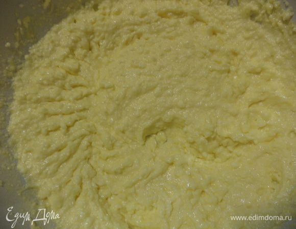 Размягчённое сливочное масло растереть с сахаром. По одному добавить желтки, продолжая растирать.