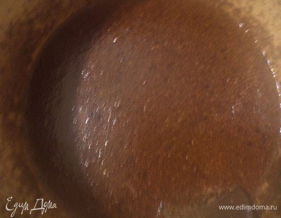 Мускатный орешек натереть на мелкой тёрке. Кардамон, гвоздику и душистый перец мелко истолочь.
Мёд растопить, добавить специи, перемешать и охладить.