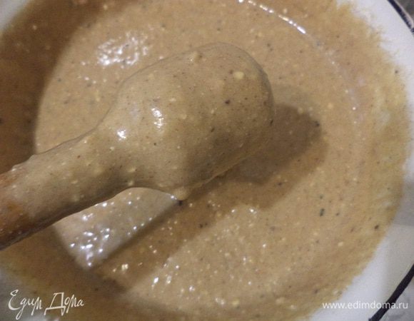 К желткам добавить охлаждённый мёд и сметану, хорошо растереть, добавить соду, погашенную уксусом.
Дрожжи растворить в тёплом молоке и добавить к тесту.
Добавить муку, тесто должно получиться как густая сметана. Хорошо вымешать тесто деревянной ложкой, до появления на поверхности теста трескающихся пузырьков.
Добавить в тесто взбитые белки.