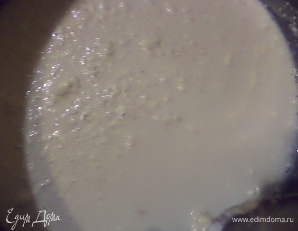 Для опары в тёплом молоке растворить дрожжи, добавить 2 ст. л. сахара и 2 стакана муки, перемешать, накрыть полотенцем и оставить на 30 минут в тёплом месте.