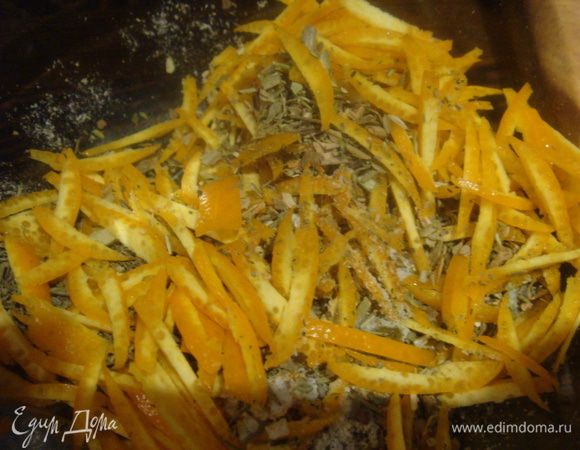 Цедру с 1 апельсина тонко порезать добавить тимьян, орегано, чеснок мелко порезать.