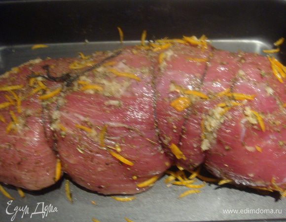 Мясо обвязать ниткой, посолить и тщательно натереть апельсиновой цедрой с приправами. Накрыть пищевой пленкой и поставить в холодильник на ночь.