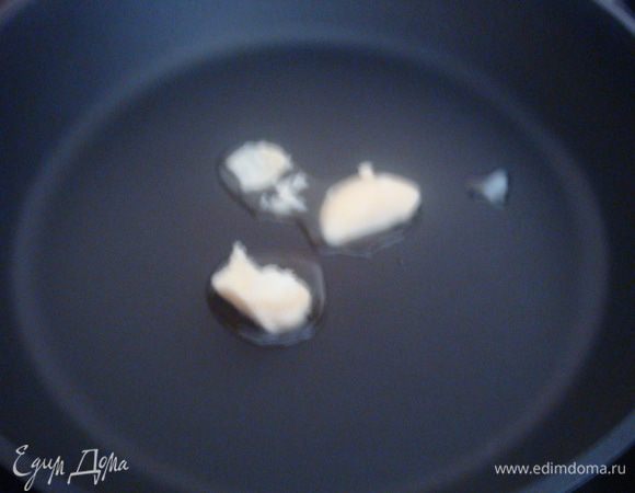 Разогреть сковороду, добавить 1 столовую ложку топленого масла.