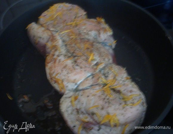 Обжарить мясо с двух сторон.