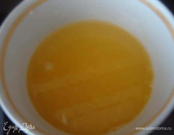 Выдавить сок из двух апельсинов (апельсины у меня были сочные). Добавить 50 мл воды.