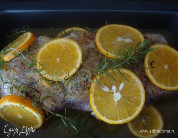 Мясо положить в жаропрочную посуду, залить апельсиновым соком и обложить порезанным апельсином. Положить пару веточек розмарина, лавровый лист, накрыть (фольгой) и поставить в духовку на 35-40 минут тушиться.