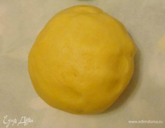 Смешать  мед и растительное масло. Если мед слишком густой, прогреть его на водяной бане.
Положить в смесь сыпучие ингредиенты – соль, муку и крахмал. Тщательно перемесить.
