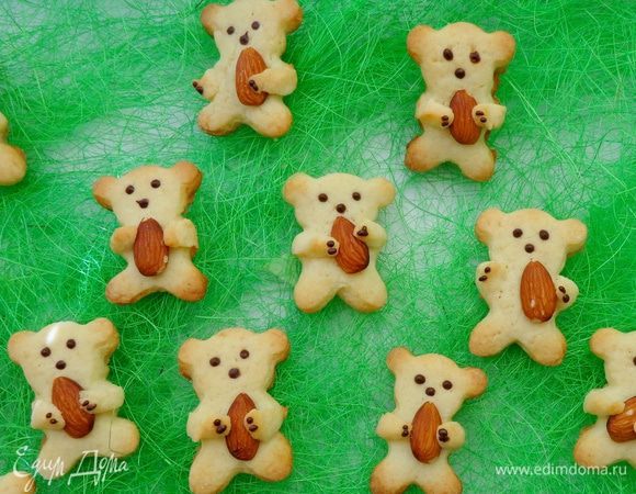 Печь при 160 градусах до легкой золотистости минут 15. Остудить. Растопленным шоколадом нарисовать глазки, носики и лапки. Шоколада надо буквально пару долек, поэтому я не знаю, как это можно написать в ингредиентах.