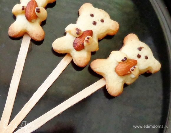 Готовых мишек также можно приклеить на палочки и получатся очень милые «лоллипопсы».