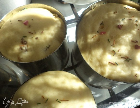 Формы для выпечки куличей смазать маслом, присыпать мукой, выложить в них тесто на 1/2 объёма. Оставить на 20 минут для подъёма в тёплом месте. 
Смазать верхушки куличей взбитым яйцом, посыпать разноцветной посыпкой. Выпекать 40-60 минут при температуре 180 градусов.
