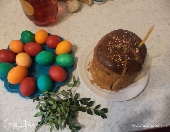 Для глазури тщательно перемешать деревянной ложкой сахарную пудру с лимонным соком. Смазать сверху остывшие куличи. Очень вкусно!