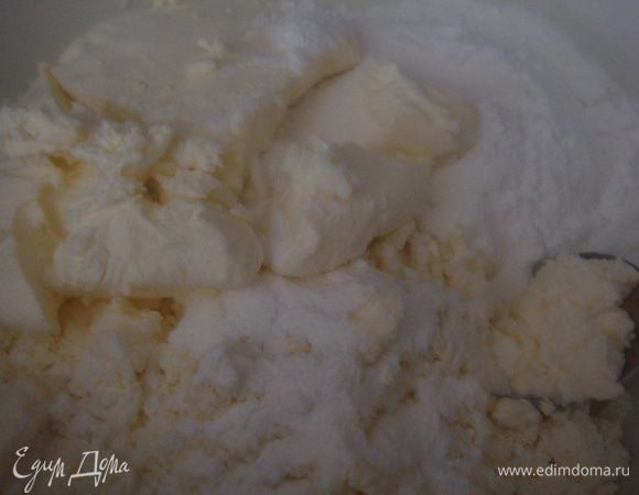 Перемешать маскарпоне, рикотту, сахарную пудру и ванилин.