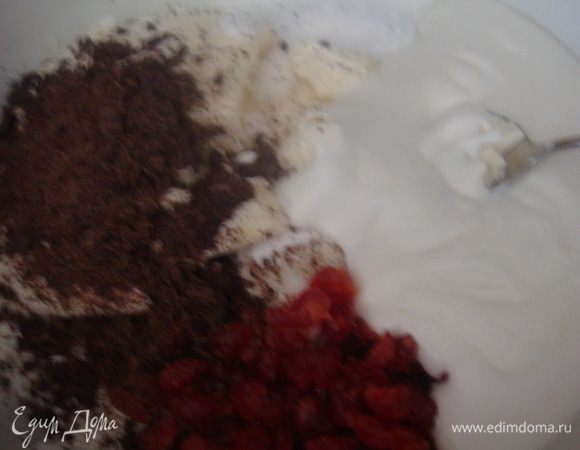 В сырную массу добавить взбитые сливки ,вишню, шоколад. Хорошо все перемешать.