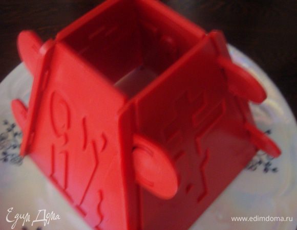 Форму для пасхи застелить марлей (у меня форма такая). Выложить смесь в форму, закрыть края марли, сверху поставить груз и поставить в холодильник на ночь.