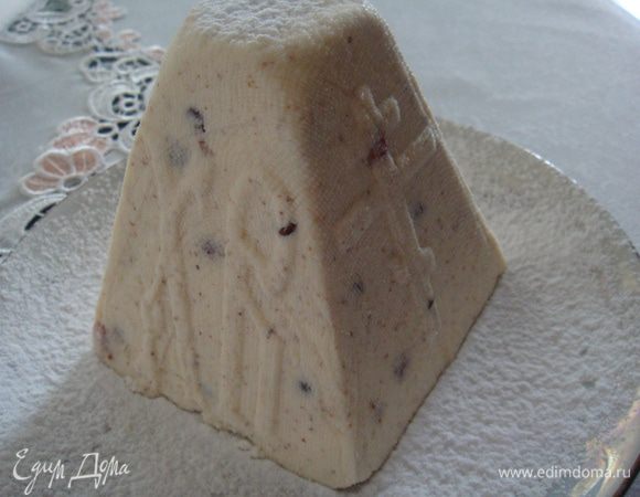 При подаче переложить готовую пасху на блюдо посыпать сахарной пудрой (можно украсить вишнями). Приятного аппетита! 