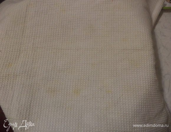 Накрыть миску с тестом полотенцем, поставить на трое суток в холодильник для дозревания. 
Во время дозревания тесто немного вырастет, увеличиться в объёме, так что нужно поглядывать, чтобы тесто не "сбежало" из холодильника.