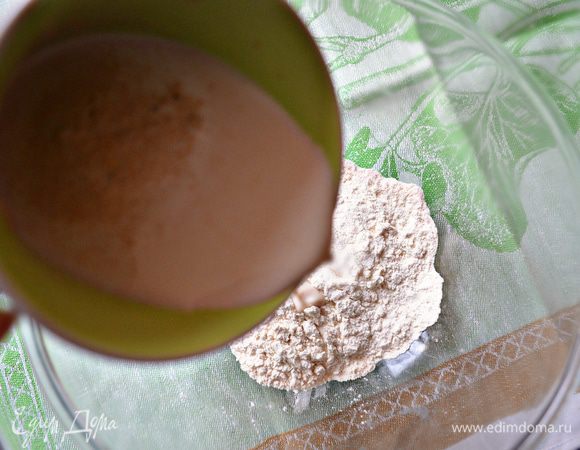 Подготовить опару. Для этого молоко подогреть, добавить дрожжи и 1 ст л сахара, перемешать. Смесь влить к 100 г просеянной муки, перемешать, накрыть чистой салфеткой и оставить в тёплом месте на 30 мин.