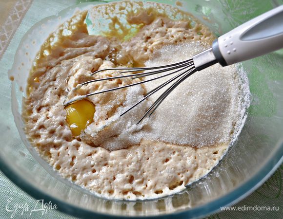 В опару добавить яйца, сахар, ванильный сахар, соль. Перемешать.