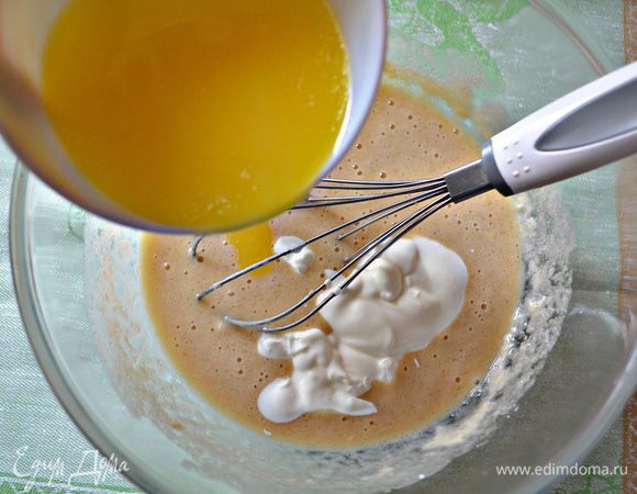Затем необходимо добавить растопленное сливочное масло и сметану. Перемешать.