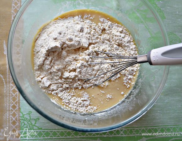 Всыпать оставшуюся муку и замесить тесто. Накрыть чистым льняным полотенцем и оставить на 1ч подойти. Затем тесто обмять и оставить ещё на 
30 мин.