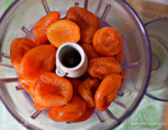 Курагу пропустить через мясорубку или измельчить с помощью блендера, измельчителя (цедра апельсина нам больше не понадобится). Добавить оставшийся сахар, перемешать.