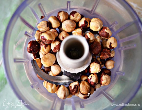 Подготовить ореховую начинку. Для этого орехи измельчить. Я использовала фундук, но вполне подойдут и грецкие орехи. 