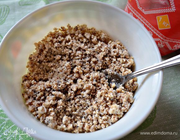 К измельчённым орехам добавить сахар и перемешать.
