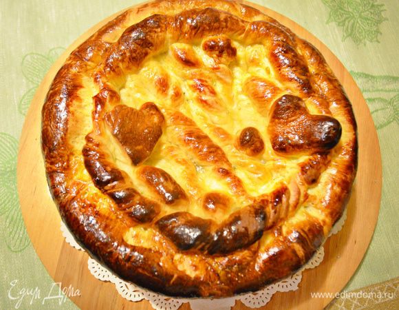 Духовку нагреть до 180С. Пирог смазать взбитыми двумя желтками и выпекать около 50 мин. Готовность пирога проверяйте деревянной палочкой. Если верх пирога быстро зарумянивается, накройте его листом фольги.